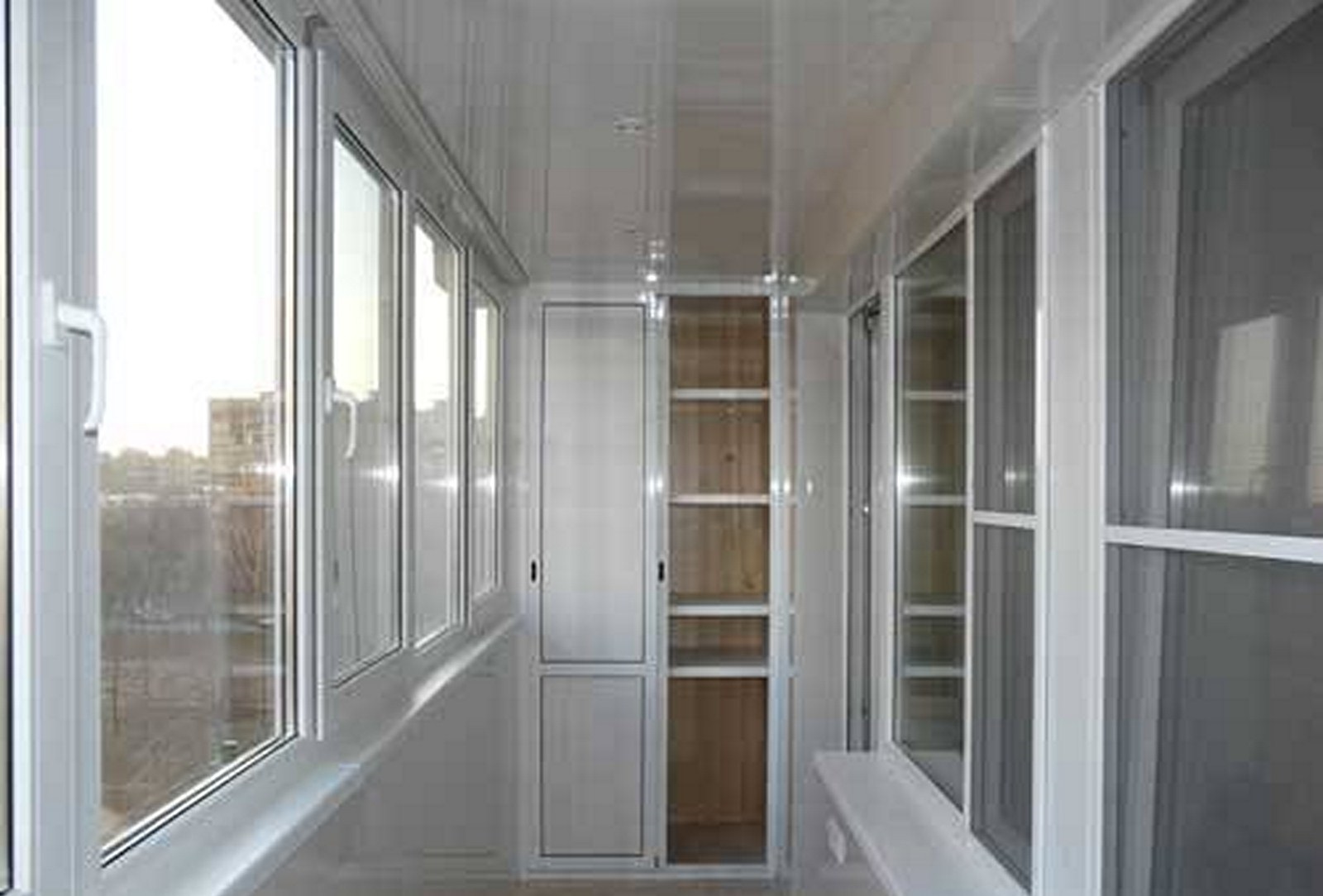 Застеклить лоджии пластиковыми окнами: из чего складывается цена, особенности застекления балкона.
